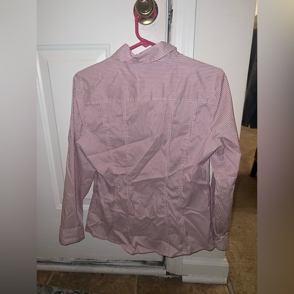 Woman’s pink and white stripped button up top in size 6 - Picture 2 of 2